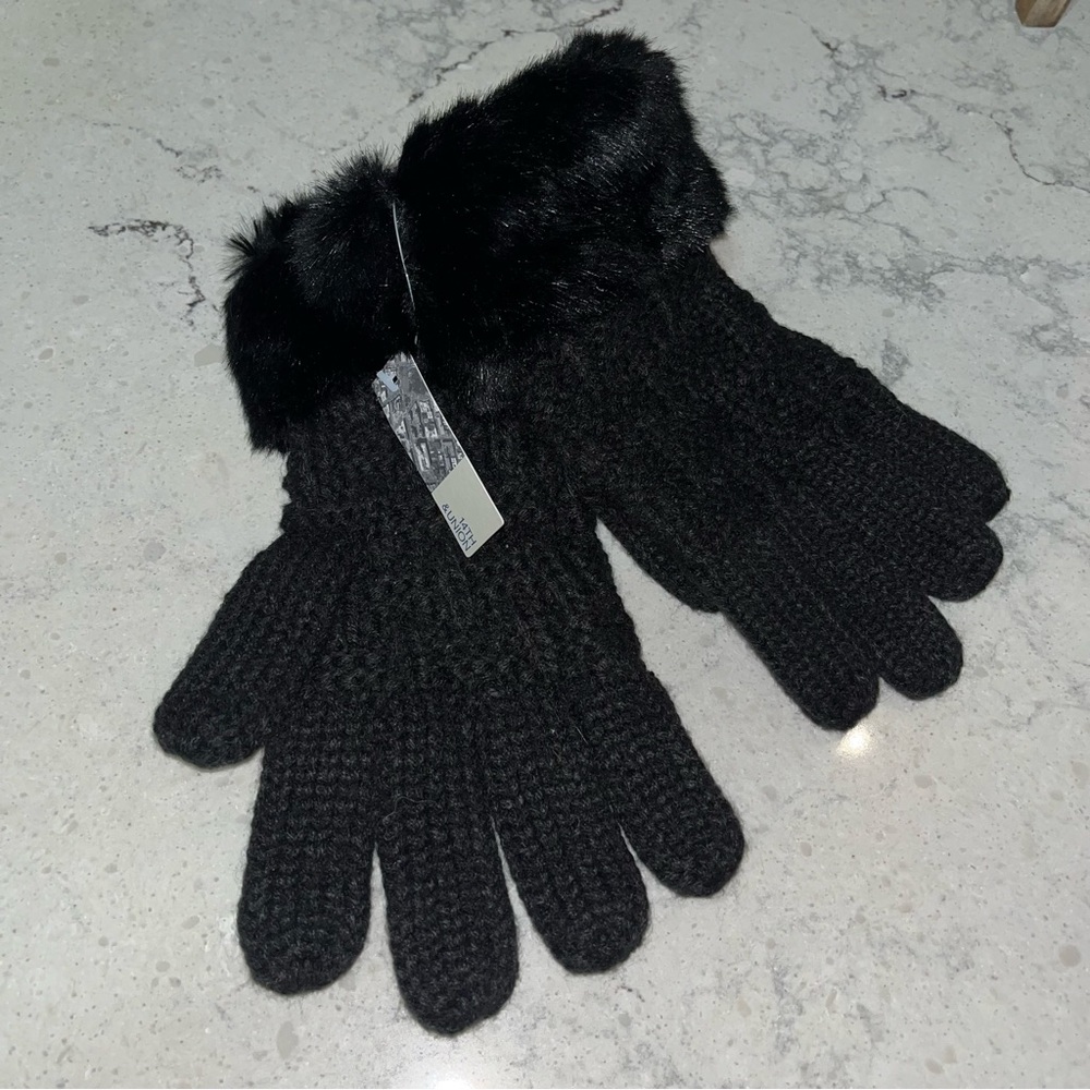 Womens NWT chunky knit gloves /faux fur cuffs